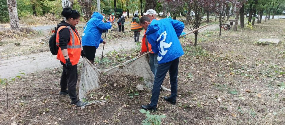 Сегодня, 25 сентября 2025 года, в рамках проекта «Городская среда», реализуемого Единой Россией , работники Управы Кировского района совместно с сотрудниками МУП АГД «Кировский Зеленстрой» и активистами Единой России приняли... Сегодня, 25 сентября 2025 года, в рамках проекта «Городская среда», реализуемого Единой Россией , работники Управы Кировского района совместно с сотрудниками МУП АГД «Кировский Зеленстрой» и активистами Единой России приняли...