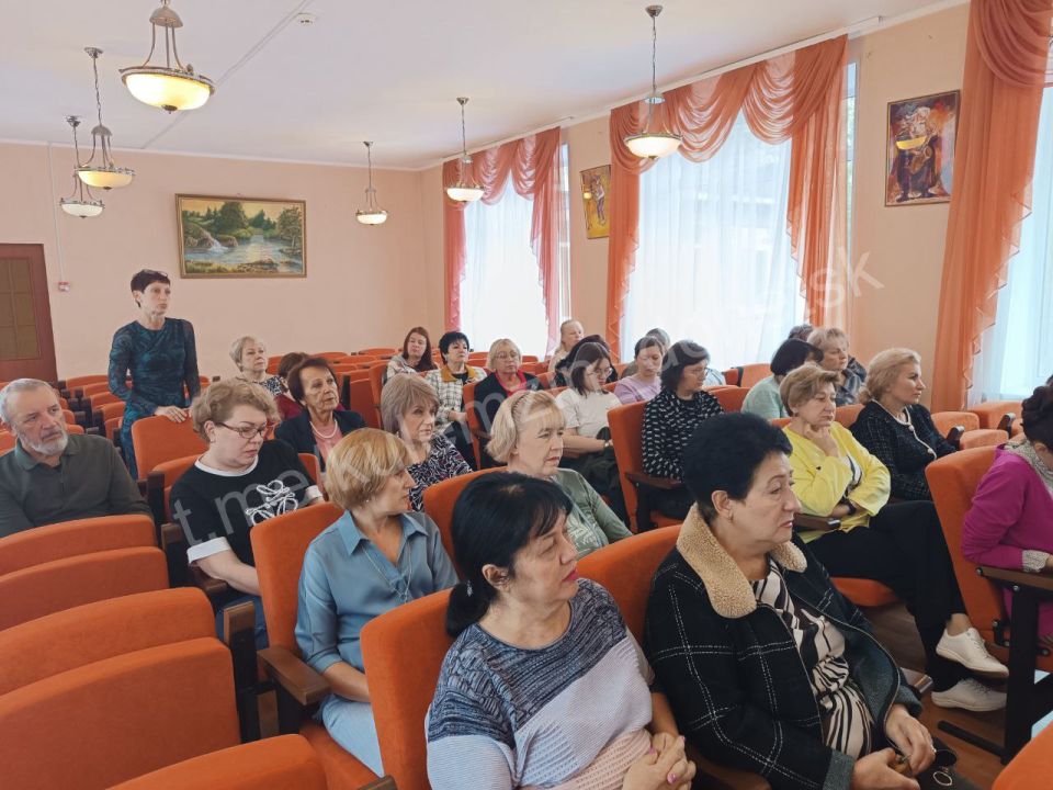 Заместитель главы администрации городского округа Донецк провела встречу с трудовым коллективом детской школы искусств № 6 в Будённовском районе Заместитель главы администрации городского округа Донецк провела встречу с трудовым коллективом детской школы искусств № 6 в Будённовском районе