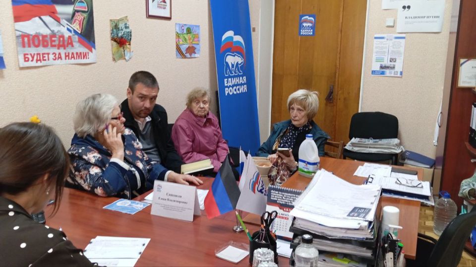 Сегодня, 25 сентября, руководитель Управы Калининского внутригородского района Администрации городского округа Донецк Елена Синецкая провела приём граждан в общественной приёмной Всероссийской политической партии «Единая... Сегодня, 25 сентября, руководитель Управы Калининского внутригородского района Администрации городского округа Донецк Елена Синецкая провела приём граждан в общественной приёмной Всероссийской политической партии «Единая...