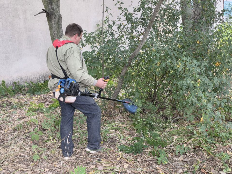 Сегодня в рамках партийного проекта Единой России «Городская среда» в Ворошиловском районе прошла экологическая акция «Чистый четверг» Сегодня в рамках партийного проекта Единой России «Городская среда» в Ворошиловском районе прошла экологическая акция «Чистый четверг»