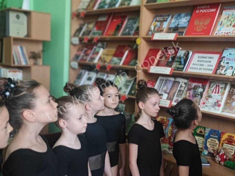 В преддверии Дня воссоединения Донецкой Народной Республики с Российской Федерацией сотрудники библиотеки-филиала № 22 для воспитанниц коллектива современного танца «Синяя птица» Дворца культуры им. В.В. Куйбышева провели... В преддверии Дня воссоединения Донецкой Народной Республики с Российской Федерацией сотрудники библиотеки-филиала № 22 для воспитанниц коллектива современного танца «Синяя птица» Дворца культуры им. В.В. Куйбышева провели...