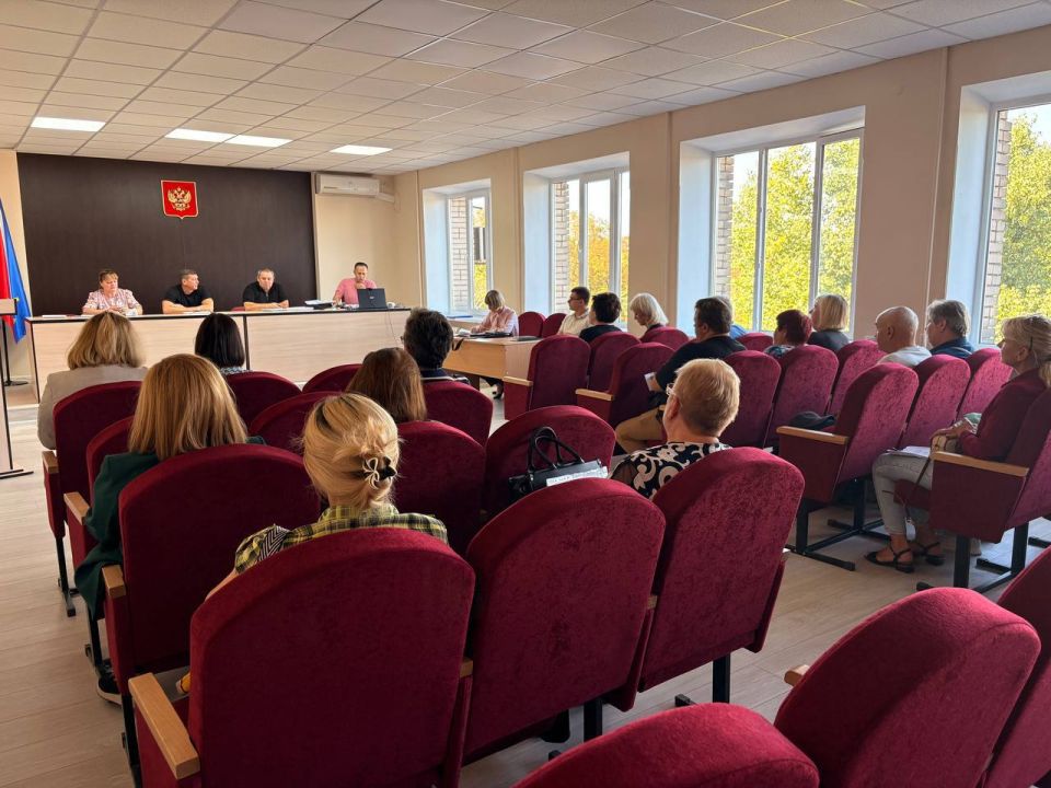 Александр Пеняев: 24.09.2025 совместно с представителями Единого регионального фонда по управлению многоквартирными домами провел встречу с жителями и общественным активом округа Александр Пеняев: 24.09.2025 совместно с представителями Единого регионального фонда по управлению многоквартирными домами провел встречу с жителями и общественным активом округа