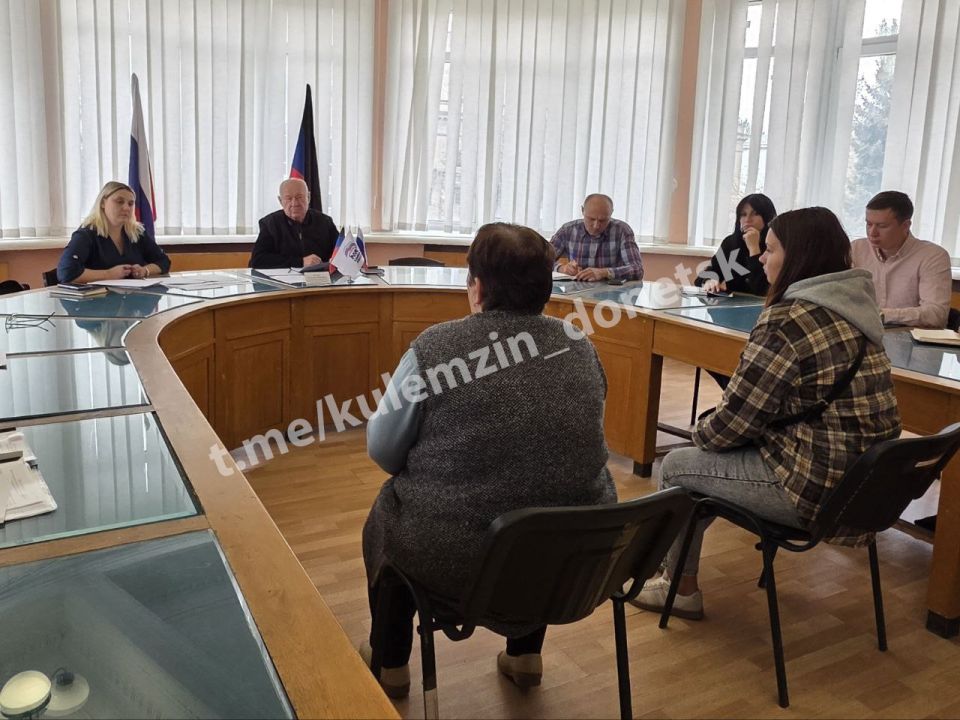 Сегодня советник главы администрации городского округа Донецк провёл приём граждан в общественной приёмной Донецкого городского местного отделения партии «Единая Россия» Сегодня советник главы администрации городского округа Донецк провёл приём граждан в общественной приёмной Донецкого городского местного отделения партии «Единая Россия»