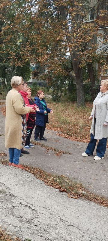 Сегодня, 25 сентября, спикер Лариса Огнева провела встречу по адресам: г. Макеевка, кв-л Шахтерский, д. 33 и д. 37 Сегодня, 25 сентября, спикер Лариса Огнева провела встречу по адресам: г. Макеевка, кв-л Шахтерский, д. 33 и д. 37