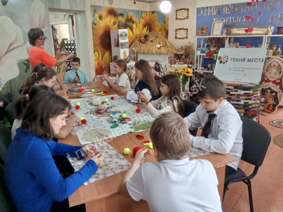 В рамках проекта «Сохраняя традиции – создаём будущее!» Всероссийского проекта «Гений места» в библиотеке-филиале № 3 для учащихся школы № 42 прошёл мастер-класс «Вязаные чудеса» В рамках проекта «Сохраняя традиции – создаём будущее!» Всероссийского проекта «Гений места» в библиотеке-филиале № 3 для учащихся школы № 42 прошёл мастер-класс «Вязаные чудеса»