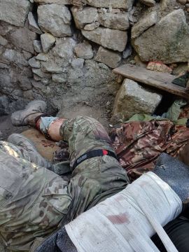 Один из основных нюансов в пользу турникета , это возможность наложения одной рукой на нижнюю конечность .. в данном случае у нашего товарища было ранение верхней и нижней конечности, и успешное наложения турникета на ...