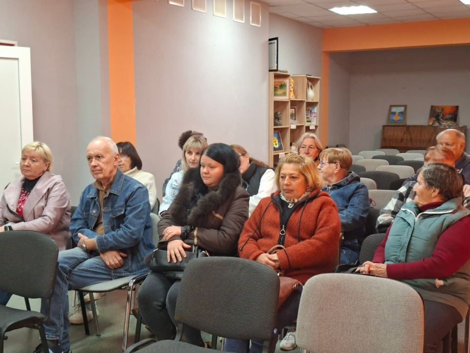 Сегодня, 25 сентября, заместитель главы администрации городского округа Дебальцево Оксана Козлова провела встречу с трудовым коллективом МБУ "Светлодарский городской дворец культуры администрации города Дебальцево" Сегодня, 25 сентября, заместитель главы администрации городского округа Дебальцево Оксана Козлова провела встречу с трудовым коллективом МБУ "Светлодарский городской дворец культуры администрации города Дебальцево"