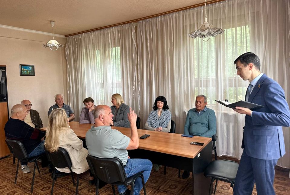 25 сентября депутат Макеевского городского совета Сергей Зуев провел встречу с жителями по адресу: г. Макеевка, ул. Патона, 2а 25 сентября депутат Макеевского городского совета Сергей Зуев провел встречу с жителями по адресу: г. Макеевка, ул. Патона, 2а