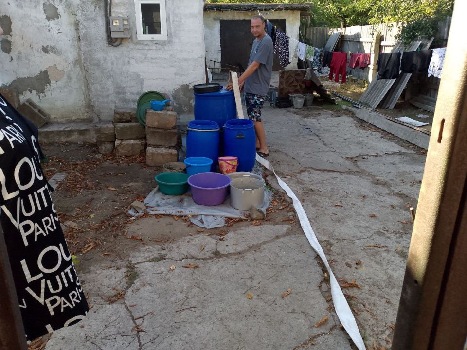 Для обеспечения водой жителей района Управой Кировского внутригородского района при поддержке региона-шефа Московская область ежедневно осуществляется подвоз воды для жителей домов, в которые в установленный графиком день не... Для обеспечения водой жителей района Управой Кировского внутригородского района при поддержке региона-шефа Московская область ежедневно осуществляется подвоз воды для жителей домов, в которые в установленный графиком день не...