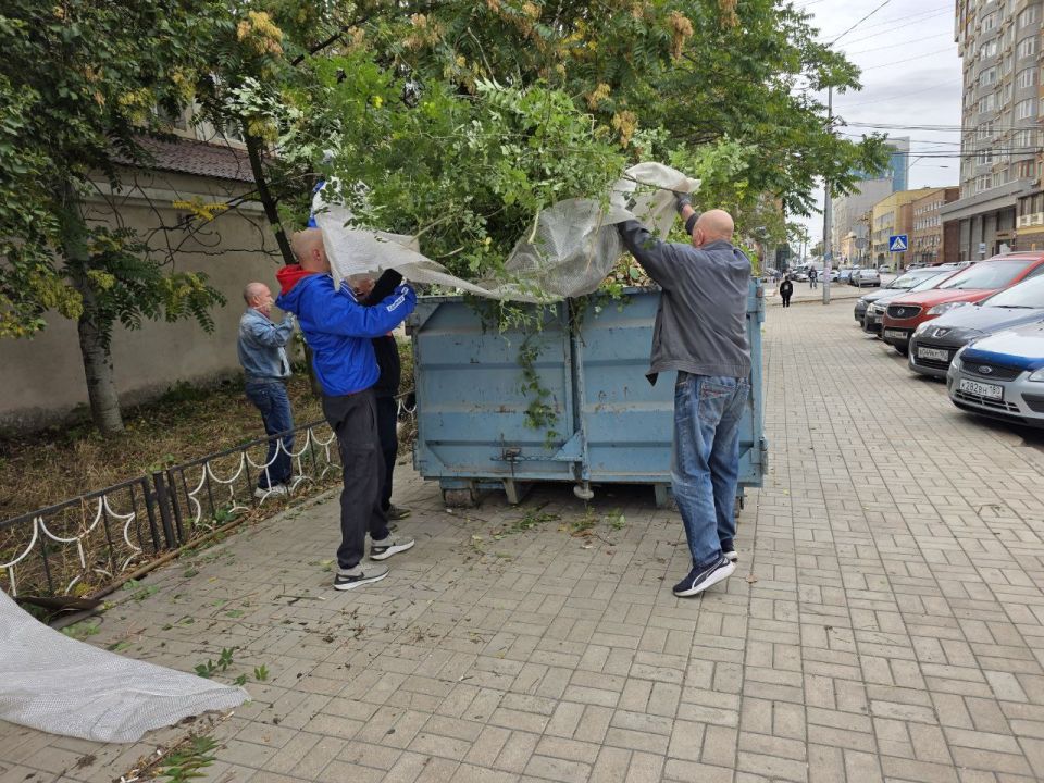 Сегодня в рамках партийного проекта Единой России «Городская среда» в Ворошиловском районе прошла экологическая акция «Чистый четверг» Сегодня в рамках партийного проекта Единой России «Городская среда» в Ворошиловском районе прошла экологическая акция «Чистый четверг»