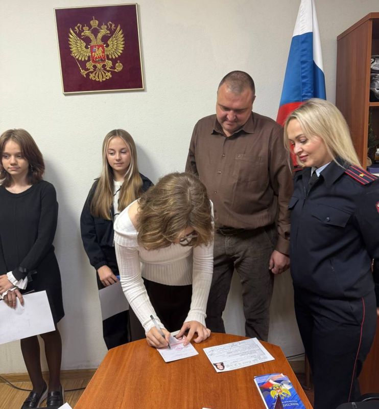 Сегодня, 25 сентября 2025 года, в преддверии дня воссоединения ДНР, ЛНР, Запорожской области и Херсонской области с Российской Федерацией, Руководитель Управы Кировского внутригородского района Администрации Алексей Дмитрюк... Сегодня, 25 сентября 2025 года, в преддверии дня воссоединения ДНР, ЛНР, Запорожской области и Херсонской области с Российской Федерацией, Руководитель Управы Кировского внутригородского района Администрации Алексей Дмитрюк...