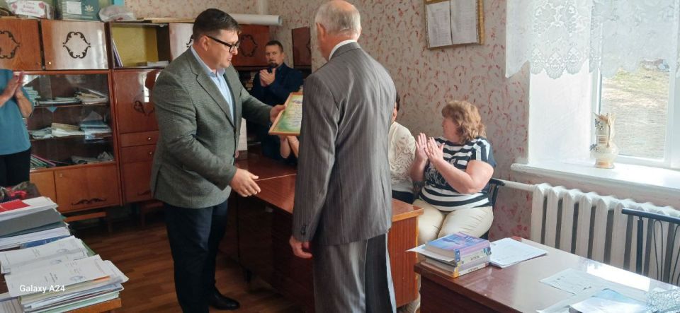 Василий Овчаров: Сегодня, 25 сентября, совместно с начальником Управления образования, секретарём ПО "Единой России" №1001 Алёной Сафроновой, председателем территориальной организации профсоюза, депутатом Новоазовского... Василий Овчаров: Сегодня, 25 сентября, совместно с начальником Управления образования, секретарём ПО "Единой России" №1001 Алёной Сафроновой, председателем территориальной организации профсоюза, депутатом Новоазовского...