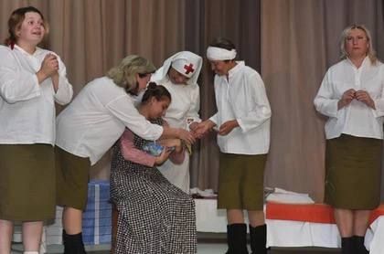 «А нам бы жить…»: Спектакль о женской силе и вере в Победу показали в Еленовке «А нам бы жить…»: Спектакль о женской силе и вере в Победу показали в Еленовке