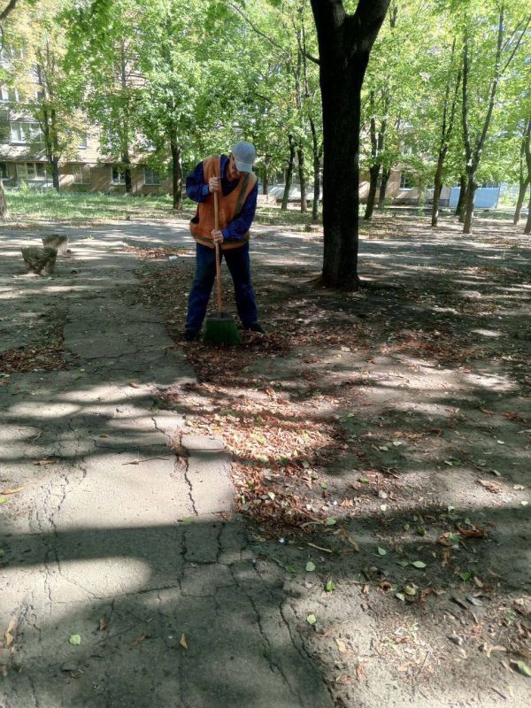 В Ленинском районе г. Донецка прошла акция «Чистый четверг», в которой приняли участие коммунальные службы Ленинского района В Ленинском районе г. Донецка прошла акция «Чистый четверг», в которой приняли участие коммунальные службы Ленинского района
