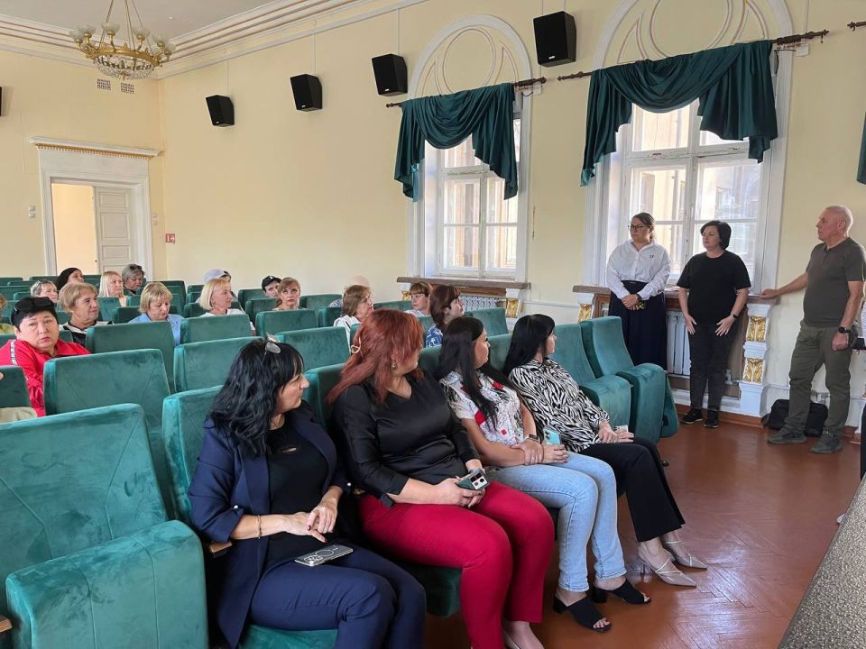 Врип главы Администрации городского округа Харцызск Евгений Поплавский провел встречу с трудовым коллективом МБУ «Зугрэский городской Дворец культуры» Врип главы Администрации городского округа Харцызск Евгений Поплавский провел встречу с трудовым коллективом МБУ «Зугрэский городской Дворец культуры»
