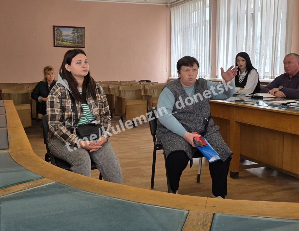 Сегодня советник главы администрации городского округа Донецк провёл приём граждан в общественной приёмной Донецкого городского местного отделения партии «Единая Россия» Сегодня советник главы администрации городского округа Донецк провёл приём граждан в общественной приёмной Донецкого городского местного отделения партии «Единая Россия»