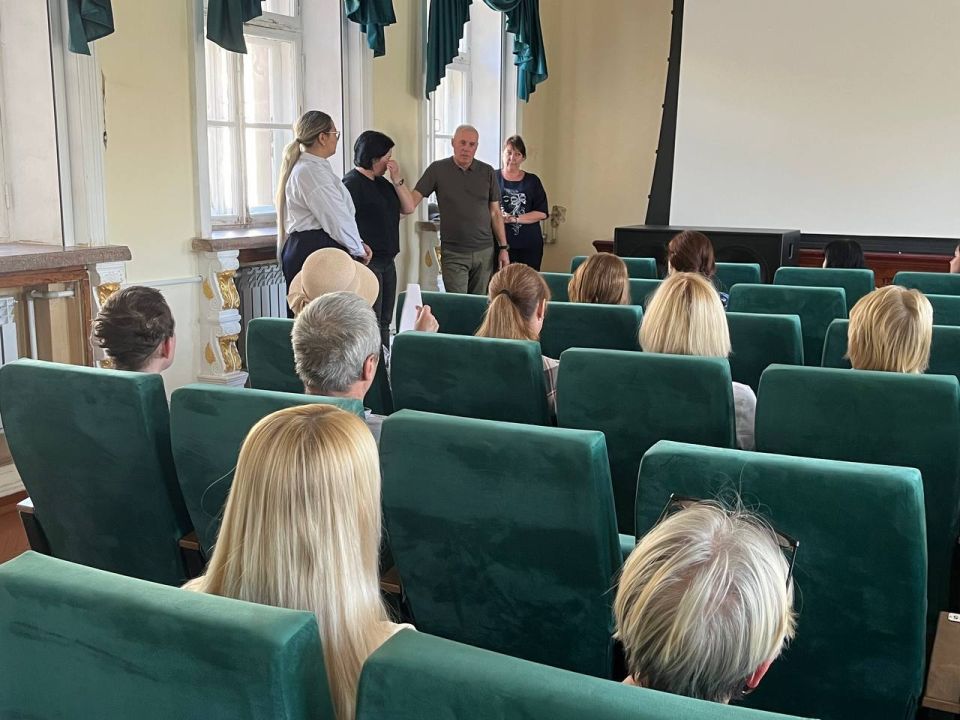 Врип главы Администрации городского округа Харцызск Евгений Поплавский провел встречу с трудовым коллективом МБУ «Зугрэский городской Дворец культуры» Врип главы Администрации городского округа Харцызск Евгений Поплавский провел встречу с трудовым коллективом МБУ «Зугрэский городской Дворец культуры»
