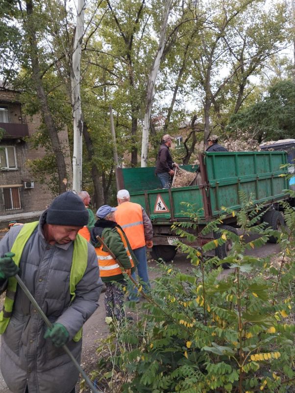 Сегодня, 25 сентября 2025 года, в рамках проекта «Городская среда», реализуемого Единой Россией , работники Управы Кировского района совместно с сотрудниками МУП АГД «Кировский Зеленстрой» и активистами Единой России приняли... Сегодня, 25 сентября 2025 года, в рамках проекта «Городская среда», реализуемого Единой Россией , работники Управы Кировского района совместно с сотрудниками МУП АГД «Кировский Зеленстрой» и активистами Единой России приняли...
