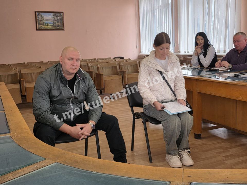 Сегодня советник главы администрации городского округа Донецк провёл приём граждан в общественной приёмной Донецкого городского местного отделения партии «Единая Россия» Сегодня советник главы администрации городского округа Донецк провёл приём граждан в общественной приёмной Донецкого городского местного отделения партии «Единая Россия»