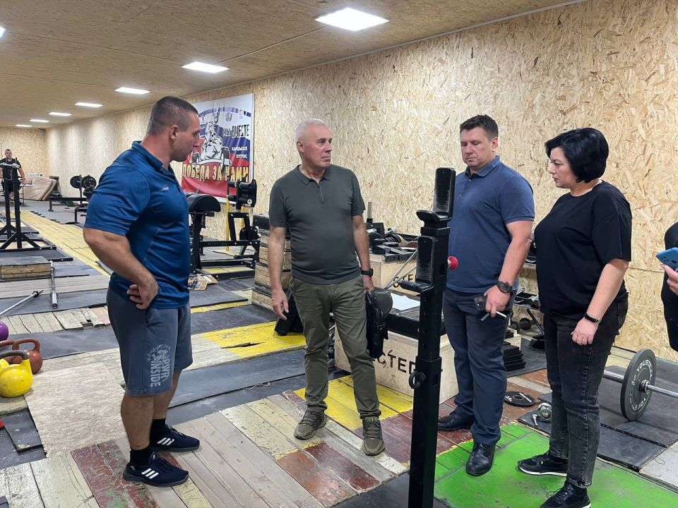 Вчера врип главы Администрации городского округа Харцызск Евгений Поплавский провел встречу с трудовым коллективом МБУ ДО СШ "Энергетик" г. Зугрэс Вчера врип главы Администрации городского округа Харцызск Евгений Поплавский провел встречу с трудовым коллективом МБУ ДО СШ "Энергетик" г. Зугрэс