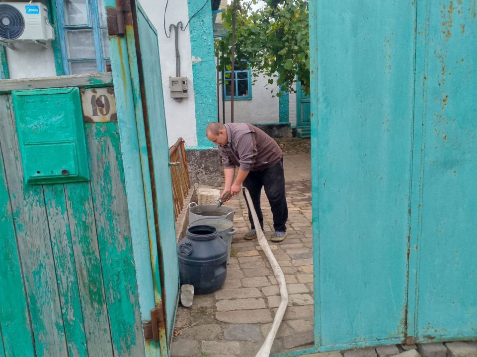 Для обеспечения водой жителей района Управой Кировского внутригородского района при поддержке региона-шефа Московская область ежедневно осуществляется подвоз воды для жителей домов, в которые в установленный графиком день не... Для обеспечения водой жителей района Управой Кировского внутригородского района при поддержке региона-шефа Московская область ежедневно осуществляется подвоз воды для жителей домов, в которые в установленный графиком день не...