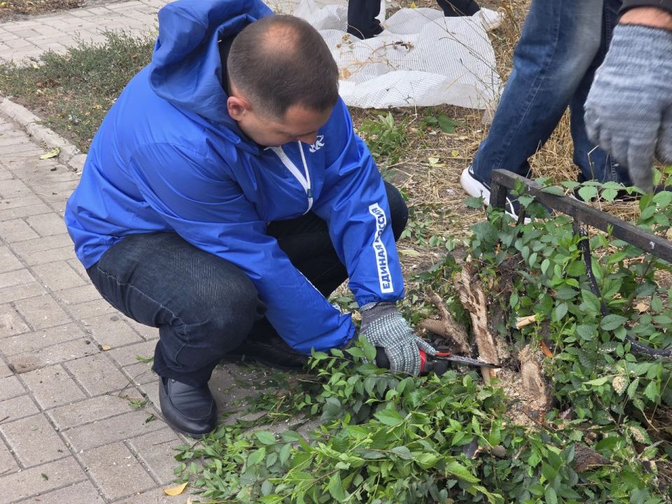 Сегодня в рамках партийного проекта Единой России «Городская среда» в Ворошиловском районе прошла экологическая акция «Чистый четверг» Сегодня в рамках партийного проекта Единой России «Городская среда» в Ворошиловском районе прошла экологическая акция «Чистый четверг»