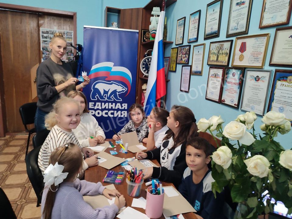 Во Дворце культуры им. Т.Г. Шевченко в рамках проекта «Культура малой родины» партии «Единая Россия» для детей из творческих коллективов прошёл мастер-класс «Россия — Родина моя» ко Дню воссоединения Донецкой Народной... Во Дворце культуры им. Т.Г. Шевченко в рамках проекта «Культура малой родины» партии «Единая Россия» для детей из творческих коллективов прошёл мастер-класс «Россия — Родина моя» ко Дню воссоединения Донецкой Народной...