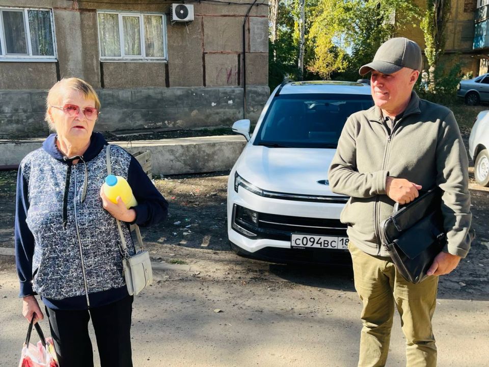 Врип главы Администрации городского округа Харцызск Евгений Поплавский провел внеплановую встречу с жителями округа во время объезда объектов благоустройства Врип главы Администрации городского округа Харцызск Евгений Поплавский провел внеплановую встречу с жителями округа во время объезда объектов благоустройства