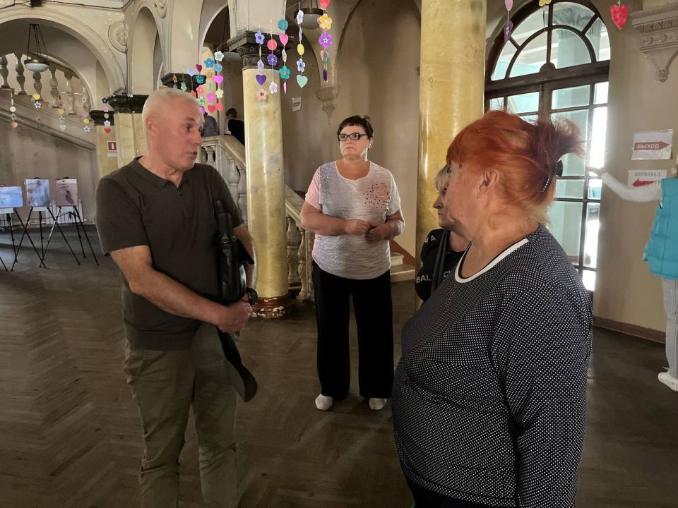 Врип главы Администрации городского округа Харцызск Евгений Поплавский провел внеплановую встречу с жителями округа во время объезда объектов благоустройства Врип главы Администрации городского округа Харцызск Евгений Поплавский провел внеплановую встречу с жителями округа во время объезда объектов благоустройства