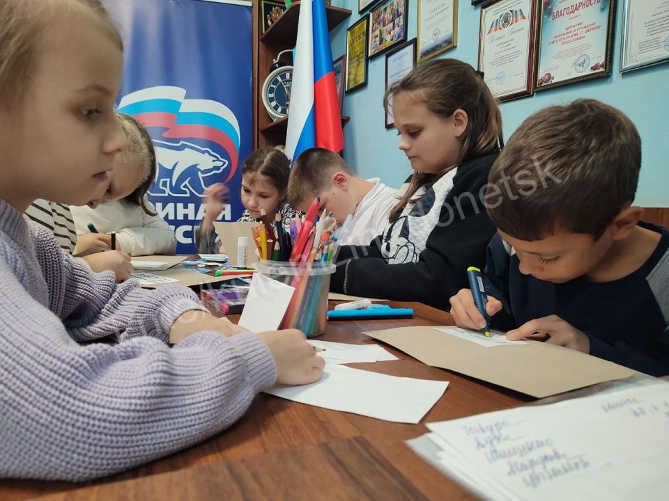 Во Дворце культуры им. Т.Г. Шевченко в рамках проекта «Культура малой родины» партии «Единая Россия» для детей из творческих коллективов прошёл мастер-класс «Россия — Родина моя» ко Дню воссоединения Донецкой Народной... Во Дворце культуры им. Т.Г. Шевченко в рамках проекта «Культура малой родины» партии «Единая Россия» для детей из творческих коллективов прошёл мастер-класс «Россия — Родина моя» ко Дню воссоединения Донецкой Народной...
