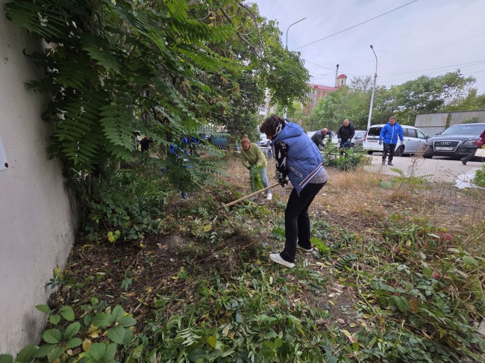 Сегодня в рамках партийного проекта Единой России «Городская среда» в Ворошиловском районе прошла экологическая акция «Чистый четверг» Сегодня в рамках партийного проекта Единой России «Городская среда» в Ворошиловском районе прошла экологическая акция «Чистый четверг»