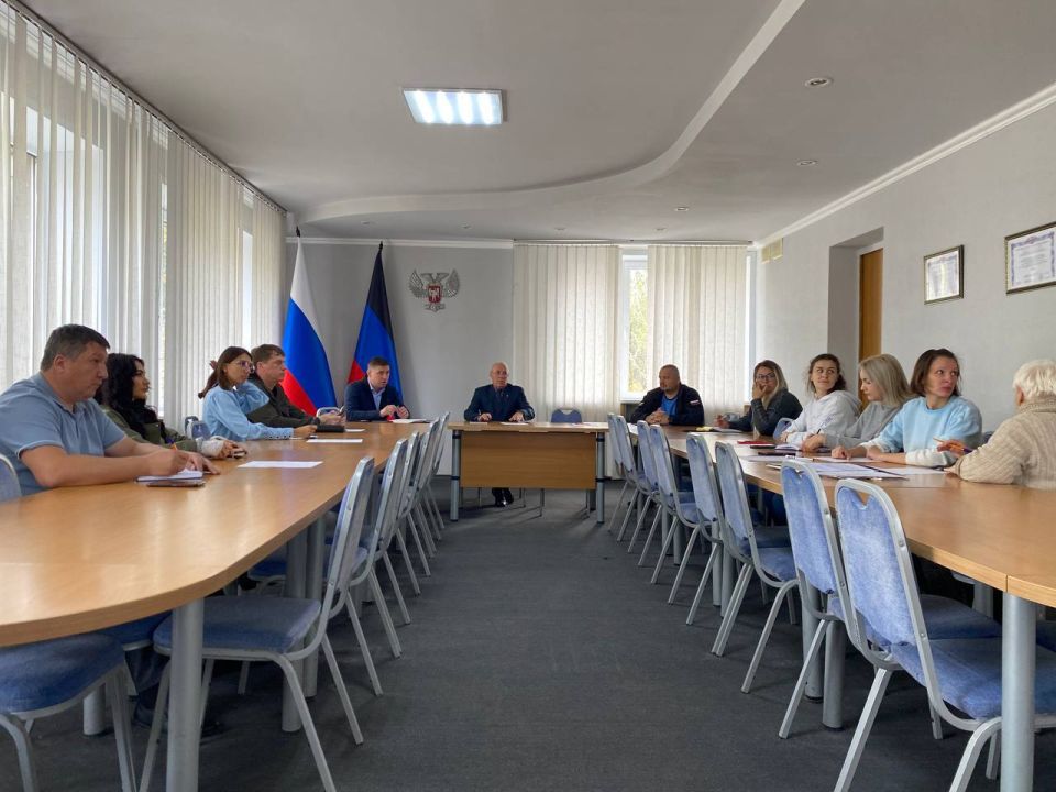 Сегодня врип главы муниципального образования городского округа Харцызск Евгений Поплавский провел заседание штаба с главным врачом ГБУ ДНР «ЦГБ г. Харцызска» Андреем Медведевым, сотрудниками Администрации, депутатами и... Сегодня врип главы муниципального образования городского округа Харцызск Евгений Поплавский провел заседание штаба с главным врачом ГБУ ДНР «ЦГБ г. Харцызска» Андреем Медведевым, сотрудниками Администрации, депутатами и...