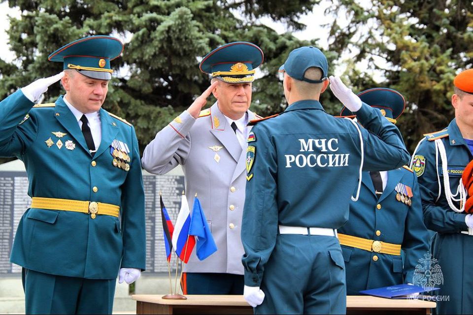 Службе — присягаем, долг — исполняем: курсанты-спасатели первого курса Донецкого института ГПС МЧС России дали клятву на верность Отечеству Службе — присягаем, долг — исполняем: курсанты-спасатели первого курса Донецкого института ГПС МЧС России дали клятву на верность Отечеству