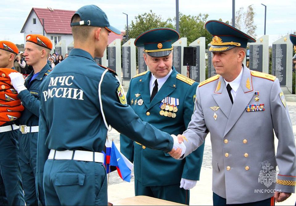 Службе — присягаем, долг — исполняем: курсанты-спасатели первого курса Донецкого института ГПС МЧС России дали клятву на верность Отечеству Службе — присягаем, долг — исполняем: курсанты-спасатели первого курса Донецкого института ГПС МЧС России дали клятву на верность Отечеству