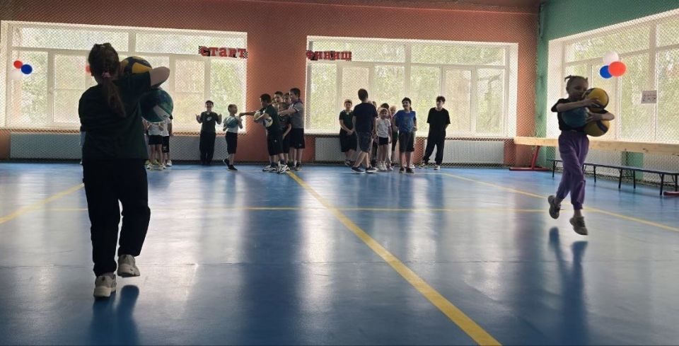 Сегодня в ГБОУ "Светлодарская школа №11" прошел яркий и веселый праздник спорта - "Весёлые старты" Сегодня в ГБОУ "Светлодарская школа №11" прошел яркий и веселый праздник спорта - "Весёлые старты"