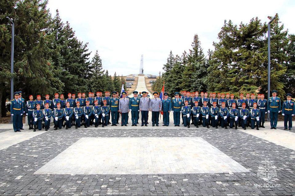 Службе — присягаем, долг — исполняем: курсанты-спасатели первого курса Донецкого института ГПС МЧС России дали клятву на верность Отечеству Службе — присягаем, долг — исполняем: курсанты-спасатели первого курса Донецкого института ГПС МЧС России дали клятву на верность Отечеству