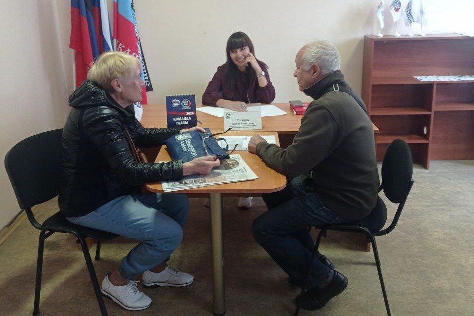 ПРИЁМ ГРАЖДАН. Депутаты Донецкого городского совета Евгений Куглер, Евгения Мажара, Эдуард Момот, Сергей Семичасный и Виктория Хощенко провели приём граждан ПРИЁМ ГРАЖДАН. Депутаты Донецкого городского совета Евгений Куглер, Евгения Мажара, Эдуард Момот, Сергей Семичасный и Виктория Хощенко провели приём граждан