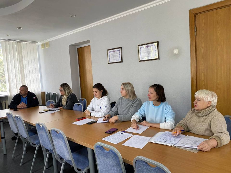 Сегодня врип главы муниципального образования городского округа Харцызск Евгений Поплавский провел заседание штаба с главным врачом ГБУ ДНР «ЦГБ г. Харцызска» Андреем Медведевым, сотрудниками Администрации, депутатами и... Сегодня врип главы муниципального образования городского округа Харцызск Евгений Поплавский провел заседание штаба с главным врачом ГБУ ДНР «ЦГБ г. Харцызска» Андреем Медведевым, сотрудниками Администрации, депутатами и...