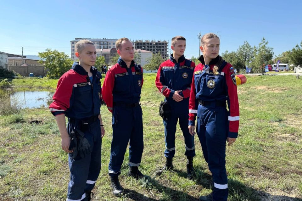 С последствиями подтопления в Дагестане помогают бороться восемь студентов из ДНР С последствиями подтопления в Дагестане помогают бороться восемь студентов из ДНР
