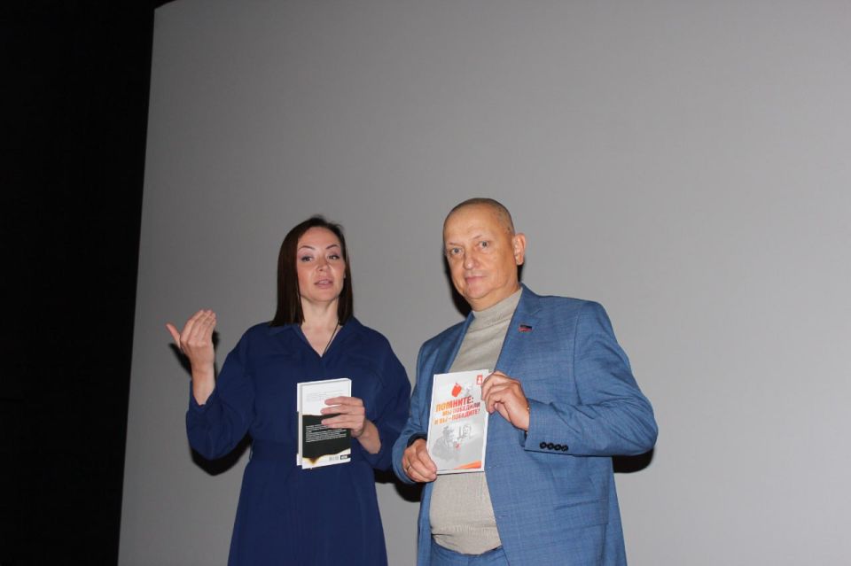 Председатель #Комитет_по_поддержке_участников_СВО Дмитрий Огилец (фракция «Единая Россия») посетил премьерную презентацию документального фильма «Одна память на двоих», которая состоялась при поддержке Общественной палаты... Председатель #Комитет_по_поддержке_участников_СВО Дмитрий Огилец (фракция «Единая Россия») посетил премьерную презентацию документального фильма «Одна память на двоих», которая состоялась при поддержке Общественной палаты...