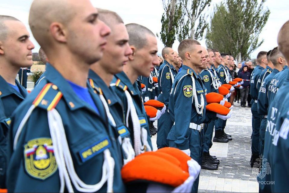 Службе — присягаем, долг — исполняем: курсанты-спасатели первого курса Донецкого института ГПС МЧС России дали клятву на верность Отечеству Службе — присягаем, долг — исполняем: курсанты-спасатели первого курса Донецкого института ГПС МЧС России дали клятву на верность Отечеству