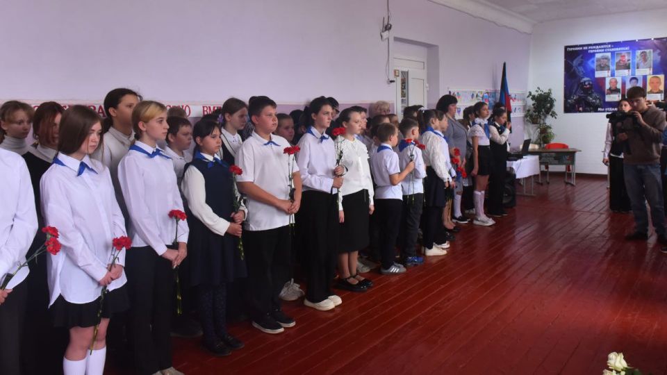 26 сентября в Государственном бюджетном общеобразовательном учреждении «Учебно-воспитательный комплекс № 130 городского округа. Донецк» произошло значимое событие — открытие «Парты Героев» 26 сентября в Государственном бюджетном общеобразовательном учреждении «Учебно-воспитательный комплекс № 130 городского округа. Донецк» произошло значимое событие — открытие «Парты Героев»