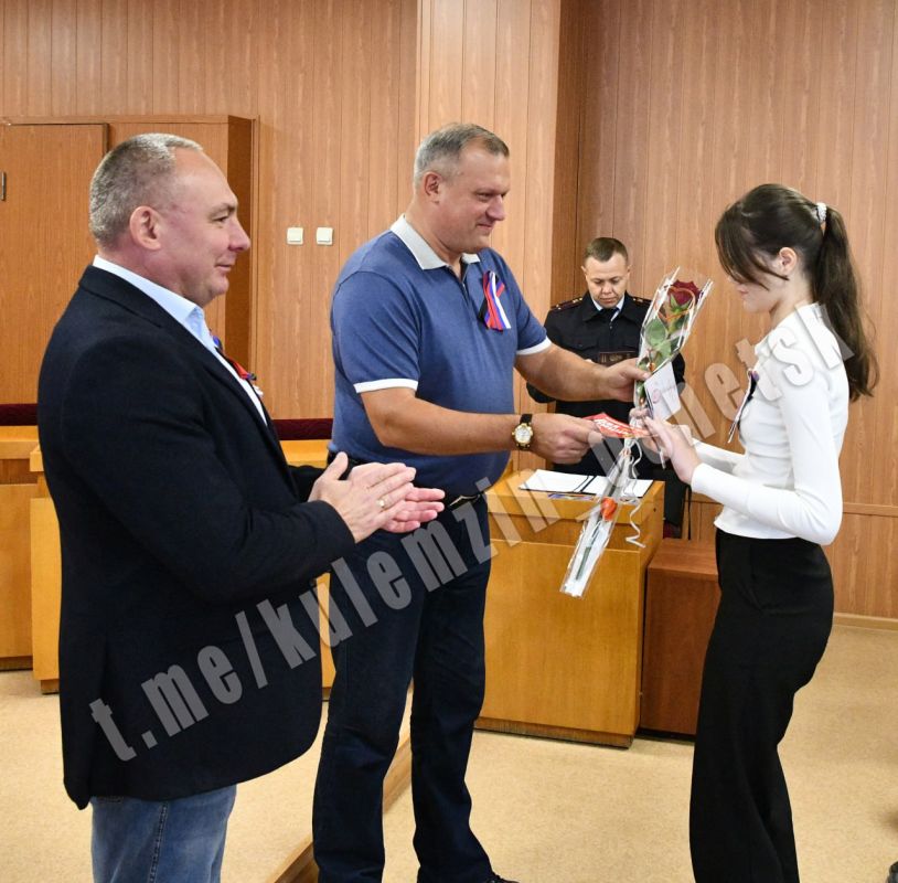 Алексей Кулемзин: Сегодня в Управе Буденновского района в преддверии Дня воссоединения ДНР, ЛНР, Запорожской и Херсонской областей с Россией вручил юным жителям Донецка их главный документ паспорт гражданина Российской... Алексей Кулемзин: Сегодня в Управе Буденновского района в преддверии Дня воссоединения ДНР, ЛНР, Запорожской и Херсонской областей с Россией вручил юным жителям Донецка их главный документ паспорт гражданина Российской...