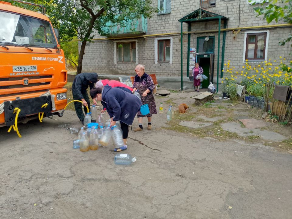 Для обеспечения водой жителей района Управой Кировского внутригородского района при поддержке региона-шефа Московская область ежедневно осуществляется подвоз воды для жителей домов, в которые в установленный графиком день не... Для обеспечения водой жителей района Управой Кировского внутригородского района при поддержке региона-шефа Московская область ежедневно осуществляется подвоз воды для жителей домов, в которые в установленный графиком день не...