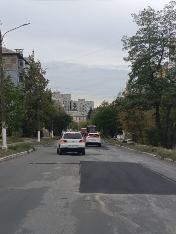 На территории городского округа Торез, для безопасности дорожного движения, Управлением жилищно - коммунального хозяйства администрации городского округа Торез ведутся работы по текущему ремонту автомобильной дороги по ул.... На территории городского округа Торез, для безопасности дорожного движения, Управлением жилищно - коммунального хозяйства администрации городского округа Торез ведутся работы по текущему ремонту автомобильной дороги по ул....
