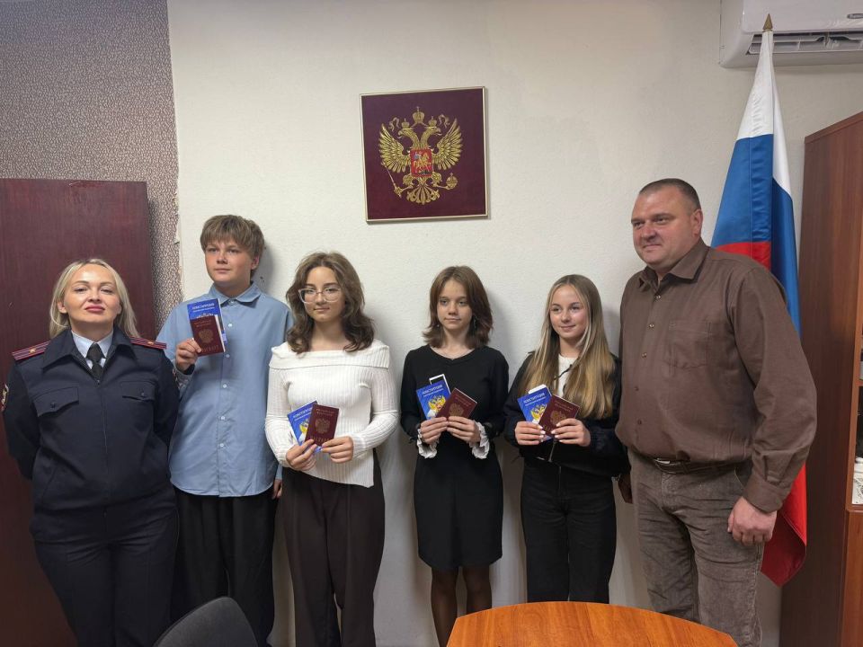 Полицейские вручили главный документ юным гражданам Полицейские вручили главный документ юным гражданам