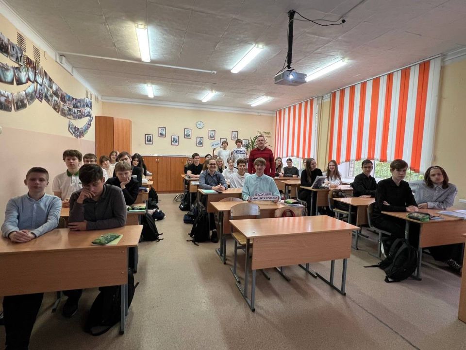 Владислав Васильев: Продолжаем вместе с вологодским сообществом "Лидеров России" проводить в школах родного региона уроки для учащихся 9-11 классов Владислав Васильев: Продолжаем вместе с вологодским сообществом "Лидеров России" проводить в школах родного региона уроки для учащихся 9-11 классов