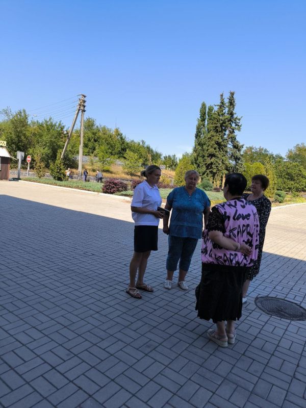 Во исполнение поручения Главы Донецкой Народной Республики Дениса Пушилина, 25 сентября 2025 года, депутаты Ясиноватского муниципального совета Антон Никитин и Елена Алипа провели встречи с жителями Во исполнение поручения Главы Донецкой Народной Республики Дениса Пушилина, 25 сентября 2025 года, депутаты Ясиноватского муниципального совета Антон Никитин и Елена Алипа провели встречи с жителями