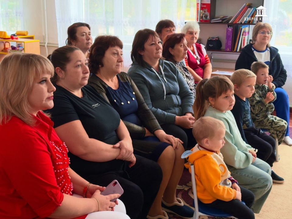 В преддверии Дня работников дошкольного образования, 26 сентября, творческие сотрудники ХГДК преподнесли искромётный сюрприз в виде экспресс-поздравления сотрудникам Золотарёвского детского сада №19 «Колосок» В преддверии Дня работников дошкольного образования, 26 сентября, творческие сотрудники ХГДК преподнесли искромётный сюрприз в виде экспресс-поздравления сотрудникам Золотарёвского детского сада №19 «Колосок»