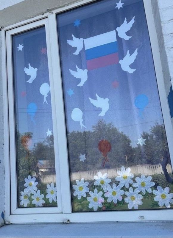 Наталья Бегуненко: В преддверии Дня воссоединения Донецкой Народной Республики с Российской Федерацией образовательные учреждения района украсили свои учреждения тематическими выставками детского творчества Наталья Бегуненко: В преддверии Дня воссоединения Донецкой Народной Республики с Российской Федерацией образовательные учреждения района украсили свои учреждения тематическими выставками детского творчества